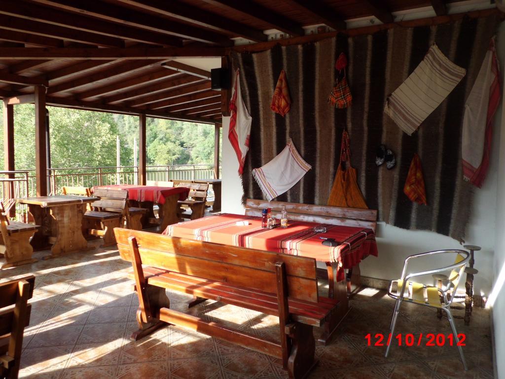 Семеен Хотел Кристал Smoljan Exterior foto