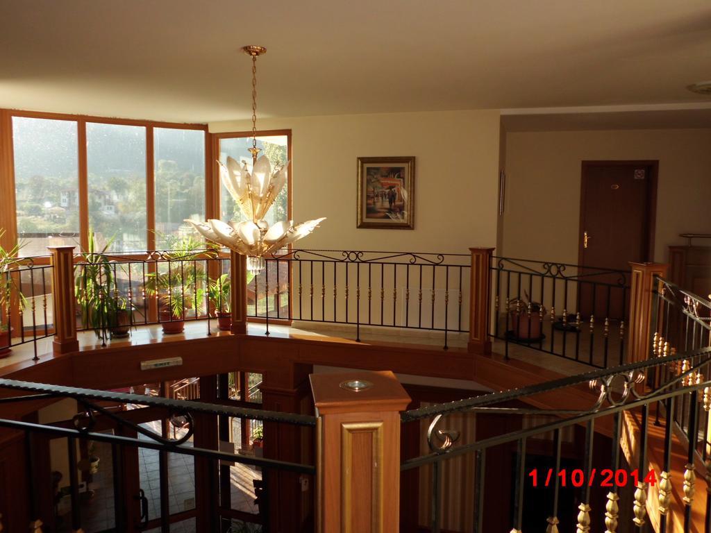 Семеен Хотел Кристал Smoljan Exterior foto