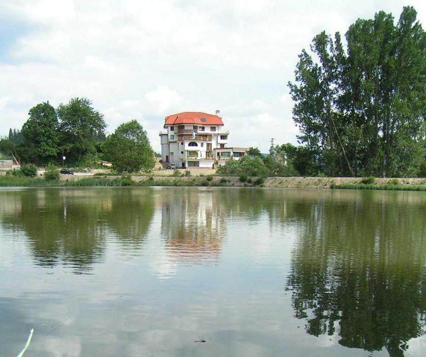 Семеен Хотел Кристал Smoljan Exterior foto