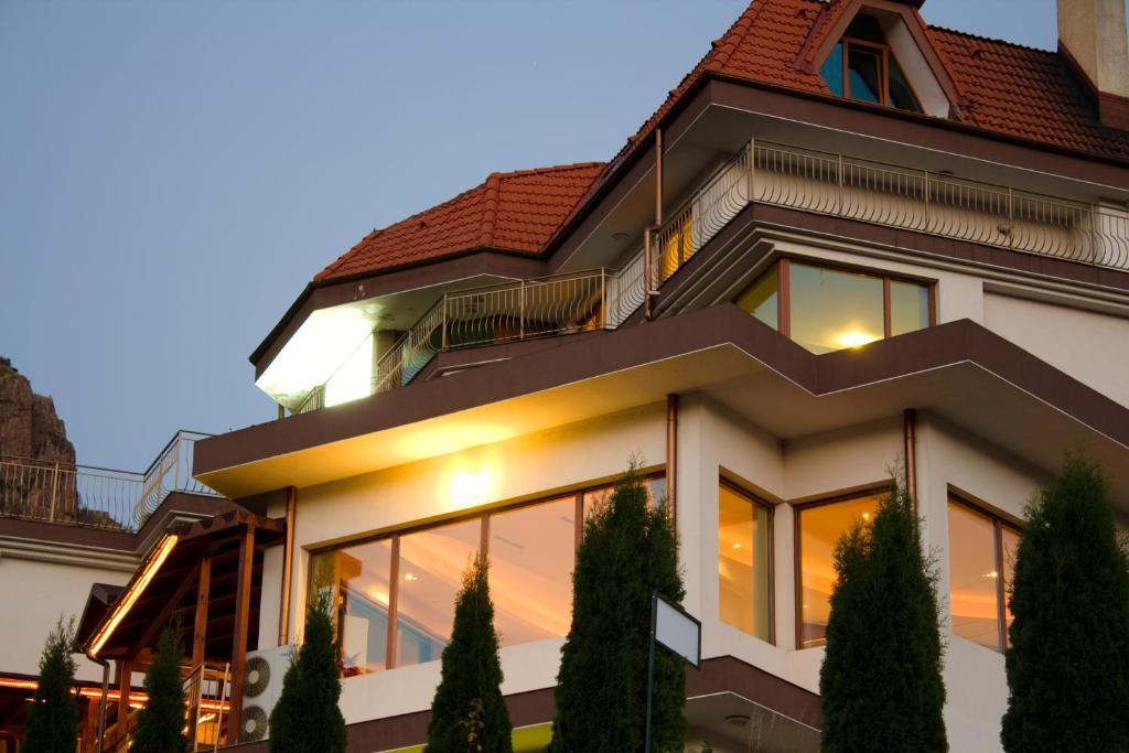 Семеен Хотел Кристал Smoljan Exterior foto